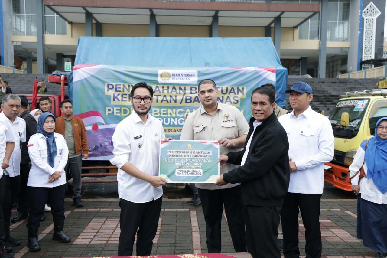 Penyaluran Bantuan Pangan untuk Korban Longsor Cisarua   